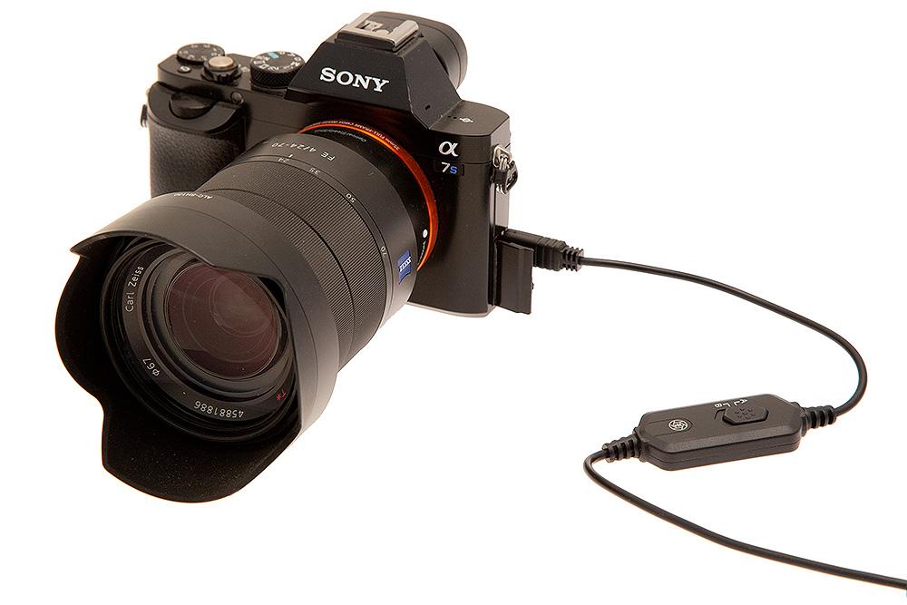 Cámara Sony con cable de vídeo conectado